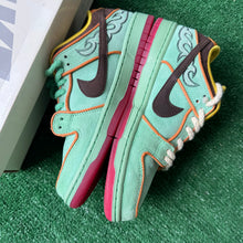 Load image into Gallery viewer, Nike SB Rodeo Tourmaline Low Dunks Size 8
