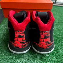 Load image into Gallery viewer, Nike Kyrie 4s Size 13
