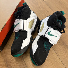 Load image into Gallery viewer, Nike Emerald Air Diamond Turfs Size 10
