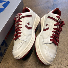 Load image into Gallery viewer, Converse Weapons Size 9
