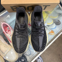 Load image into Gallery viewer, Yeezy Carbon V2 350s Size 9
