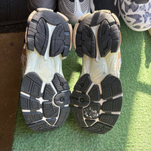 Load image into Gallery viewer, Balenciaga Runners Size 37
