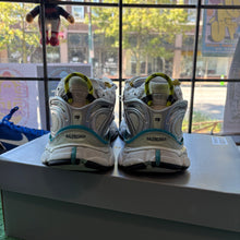 Load image into Gallery viewer, Balenciaga Runners Size 44
