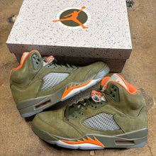 Load image into Gallery viewer, Jordan Olive 5s Size 9

