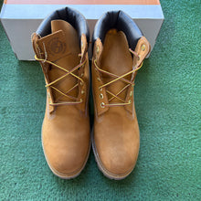 Load image into Gallery viewer, Timberland 6 Inch Boots Size 9
