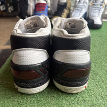 Load image into Gallery viewer, Nike LeBron Zoom Generations Size 10

