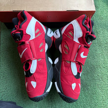Load image into Gallery viewer, Nike Diamond Turfs Size 13
