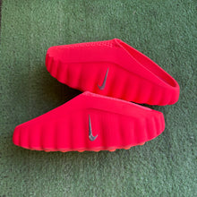 Load image into Gallery viewer, Nike Solar Red Mind 001 Slides Size 8
