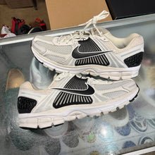 Load image into Gallery viewer, Nike Zoom Vomero 5s Size 12.5
