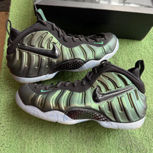 Load image into Gallery viewer, Nike Pine Green Foamposite Pros Size 10.5

