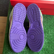 Load image into Gallery viewer, Nike Veneer Low Dunks Size 9.5
