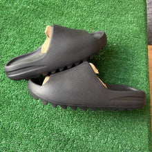 Load image into Gallery viewer, Yeezy Slides Size 13
