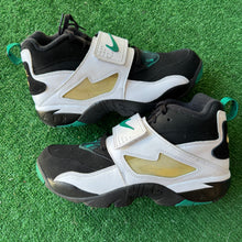 Load image into Gallery viewer, Nike Emerald Air Diamond Turfs Size 11
