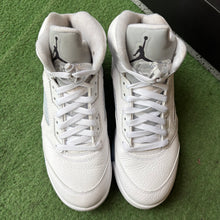 Load image into Gallery viewer, Jordan White Metallic 5s Size 8
