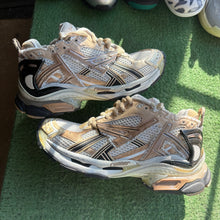 Load image into Gallery viewer, Balenciaga Runners Size 37
