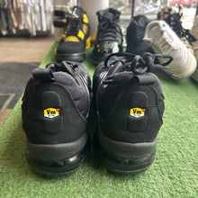 Load image into Gallery viewer, Nike Triple Black Vapormax Plus Size 12
