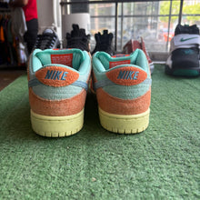 Load image into Gallery viewer, Nike SB Emerald Low Dunks Size 8
