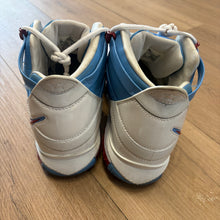 Load image into Gallery viewer, Nike Houston Oilers LeBron 3s Size 9.5
