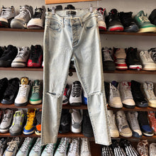 Load image into Gallery viewer, Amiri Denim Size 28

