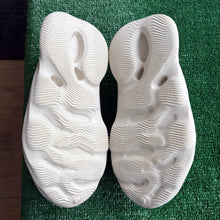 Load image into Gallery viewer, Yeezy Foam Runners Size 9

