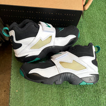 Load image into Gallery viewer, Nike Emerald Air Diamond Turfs Size 8.5
