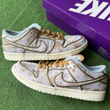 Load image into Gallery viewer, Nike City of Style SB Low Dunks Size 13
