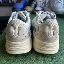 Load image into Gallery viewer, Adidas Yeezy Analog 700s Size 9
