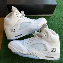 Load image into Gallery viewer, Jordan White Metallic 5s Size 10
