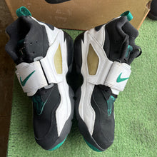 Load image into Gallery viewer, Nike Emerald Diamond Turfs Size 12
