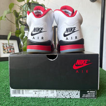 Load image into Gallery viewer, Jordan Fire Red 5s Size 8
