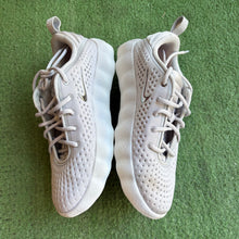 Load image into Gallery viewer, Nike Light Smoke Grey Mind 002 Size 9

