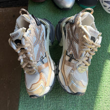 Load image into Gallery viewer, Balenciaga Runners Size 37
