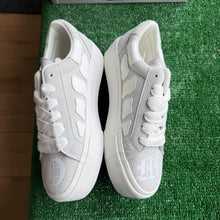 Load image into Gallery viewer, Octavious Marks Skate Shoes Size 7
