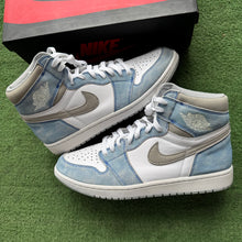 Load image into Gallery viewer, Jordan Hyper Royal 1 Size 10.5
