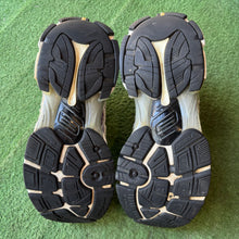 Load image into Gallery viewer, Balenciaga Runners Size 40
