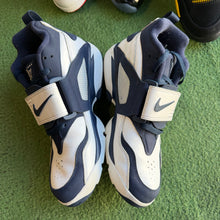 Load image into Gallery viewer, Nike Cowboys Air Diamond Turfs Size 11
