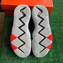 Load image into Gallery viewer, Nike Kyrie 4s Size 13
