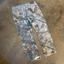 Load image into Gallery viewer, Vintage Wrangler Camo Pants Size 38 x 32
