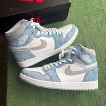 Load image into Gallery viewer, Jordan Hyper Royal 1s Size 9.5
