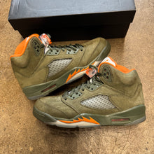 Load image into Gallery viewer, Jordan Olive 5 Size 5.5Y
