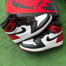 Load image into Gallery viewer, 2016 Jordan Black Toe 1s Size 10.5
