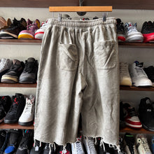 Load image into Gallery viewer, Vale 3/4th Sweat Shorts Size S
