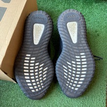 Load image into Gallery viewer, Yeezy Bred 350 V2s Size 9.5
