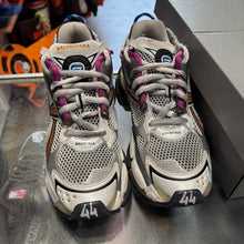 Load image into Gallery viewer, Balenciaga Runners Size 44
