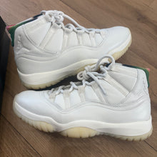 Load image into Gallery viewer, Jordan 285 11s Size 9
