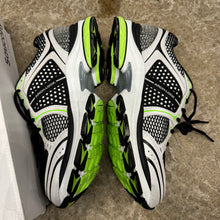 Load image into Gallery viewer, Saucony ProGrid Truimph 4s Size 9.5
