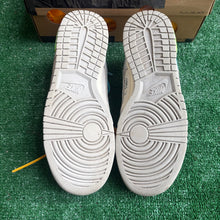 Load image into Gallery viewer, Nike Off White Lot 2 Low Dunks Size 10
