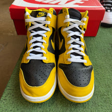 Load image into Gallery viewer, Nike Iowa High Dunks Size 11
