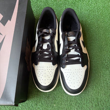 Load image into Gallery viewer, Jordan Mocha 1 Lows Size 10
