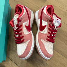 Load image into Gallery viewer, Nike SB Strangelove Low Dunks Size 8
